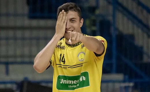 Raul comemorando gol em homenagem a Vegetti