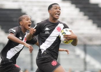 Rayan comemorando gol contra o Palmeiras