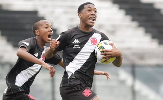 Rayan comemorando gol contra o Palmeiras