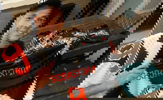 Sebastián Ferreira com coleção de enxoval do Vasco