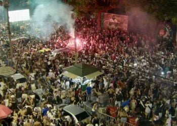 Torcida do Vasco fez festa do lado de fora de São Januário