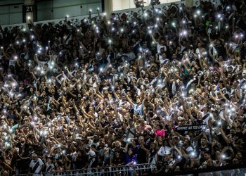 Torcida do Vasco em São Januário durante o jogo contra o Brusque