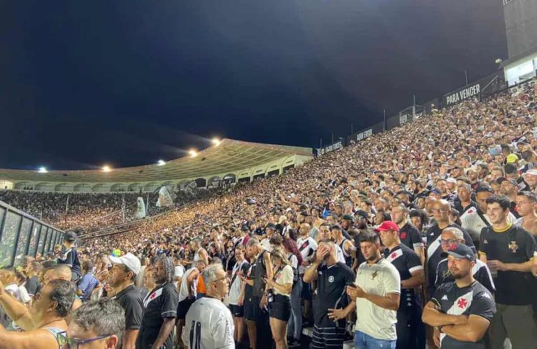 Torcida do Vasco na volta a São Januário