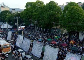 Torcedores do Vasco se reúnem na Barreira do Vasco