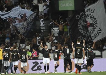 Jogadores do Vasco comemorando a vitória com a torcida