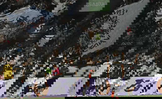 Jogadores do Vasco comemorando a vitória com a torcida