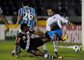 Elton marcando gol pelo Vasco contra o Grêmio pelo Brasileiro 2011