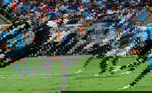 Vegetti batendo pênalti contra o Bahia