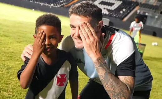 Vegetti se encontra com o pequeno Davi, que imita sua comemoração