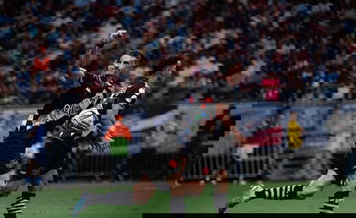 Vegetti comemorando gol contra o Bahia