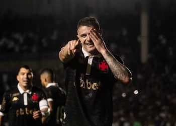 Vegetti comemorando gol contra o Coritiba