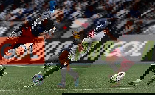 Vegetti em ação pelo Vasco contra o Fluminense