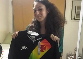 Victor Meyniel posa com a camisa do Vasco