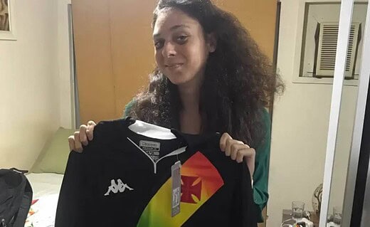 Victor Meyniel posa com a camisa do Vasco