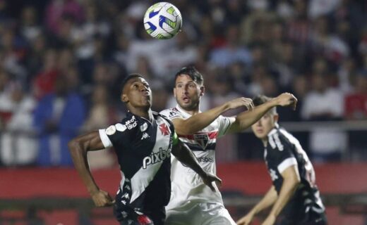 Léo e Calleri disputando bola em São Paulo x Vasco