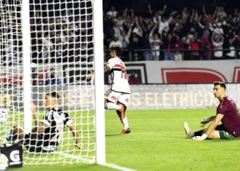 Léo Jardim durante jogo contra o São Paulo