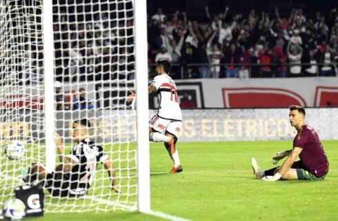 Léo Jardim durante jogo contra o São Paulo