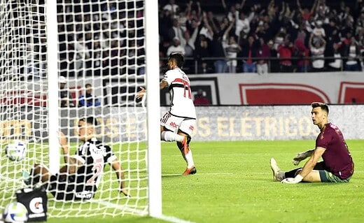 Léo Jardim durante jogo contra o São Paulo