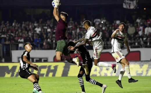 Léo Jardim na defesa do Vasco contra o São Paulo