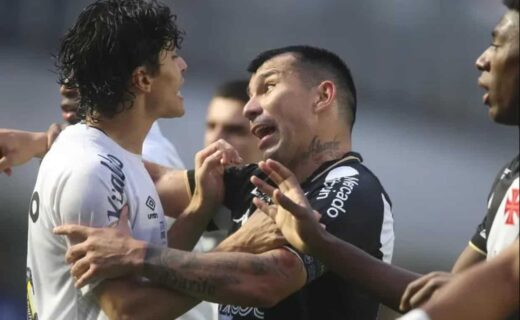 Gary Medel em confusão contra o Santos