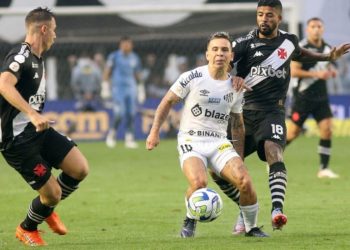 Paulinho e Lucas Piton na partida contra o Santos