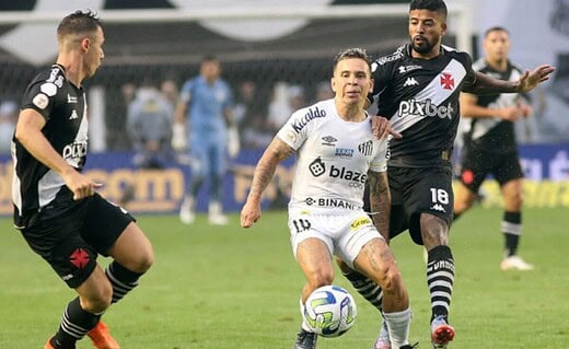 Paulinho e Lucas Piton na partida contra o Santos