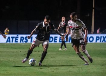 Paulinho em ação pelo Vasco contra o São Paulo