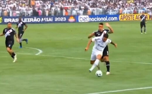 Pênalti de Puma em Marcos Leonardo em Santos x Vasco