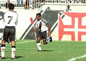 Romário comemorando gol contra o São Paulo em 2001