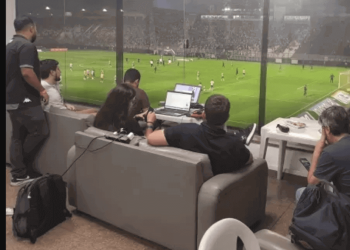 Jornalistas acompanham Vasco x São Paulo na sala da presidência do Vasco