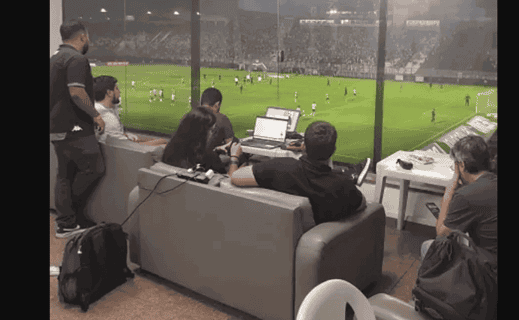 Jornalistas acompanham Vasco x São Paulo na sala da presidência do Vasco