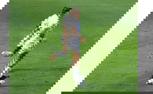 Soteldo soba na bola em provocação ao Vasco