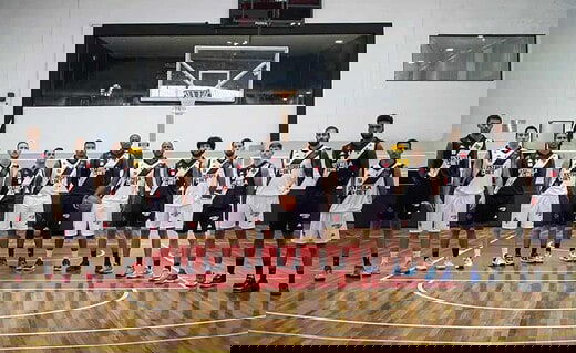 Jogadores com novo uniforme do basquete