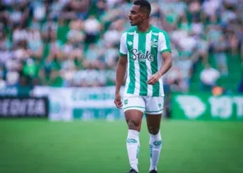 Vasco disputa contratação do meio-campista Caíque