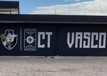 Manifestação das torcidas organizadas no Centro de Treinamento Moacyr Barbosa