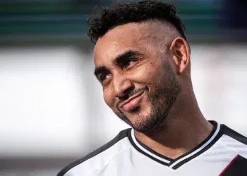 Contundido, Payet visitou os jogadores no vestiário para motivá-los antes do jogo