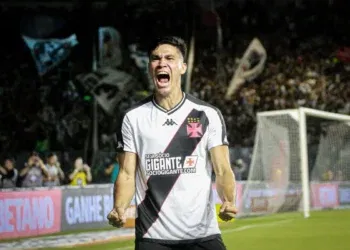 Vasco compartilha imagem de Galdames em ação contra o Grêmio