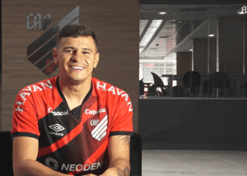 Hugo Moura menciona período em que atuou no time adversário