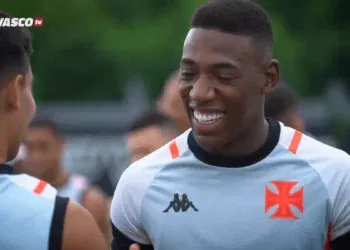 Rumores de transferência do jogador, Léo é convocado para a partida contra o Grêmio