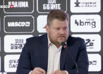 Presidente Lúcio Barbosa e responsável pelo departamento de futebol Pedro Martins desembarcam em Fortaleza