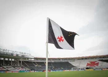 Confira a chegada dos atletas do Vasco da Gama em São Januário