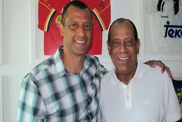 20240515-165539-1-alexandre-torres-ao-lado-de-seu-pai-carlos-alberto-o-capita-em-dezembro-de-2016-e28093-foto-divulgacao Alexandre Torres ao lado de seu pai, Carlos Alberto, o Capita, em dezembro de 2016 – Foto: Divulgação