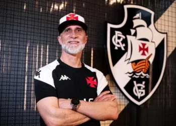 Imagens revelam Álvaro Pacheco trajando o uniforme do Vasco