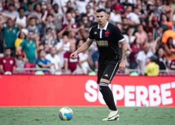 Hugo Moura se exercita normalmente após torção no tornozelo