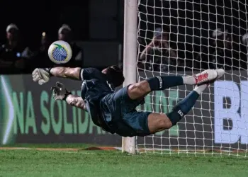 Bruno Cantarelli comove ao narrar o pênalti defendido por Léo Jardim