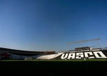 Vasco recebe penalidade por objetos atirados em campo contra o Água Santa