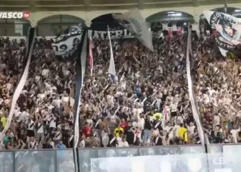 Torcedores exibem cartazes com os dizeres ‘sofrimento, aflição e insucesso’