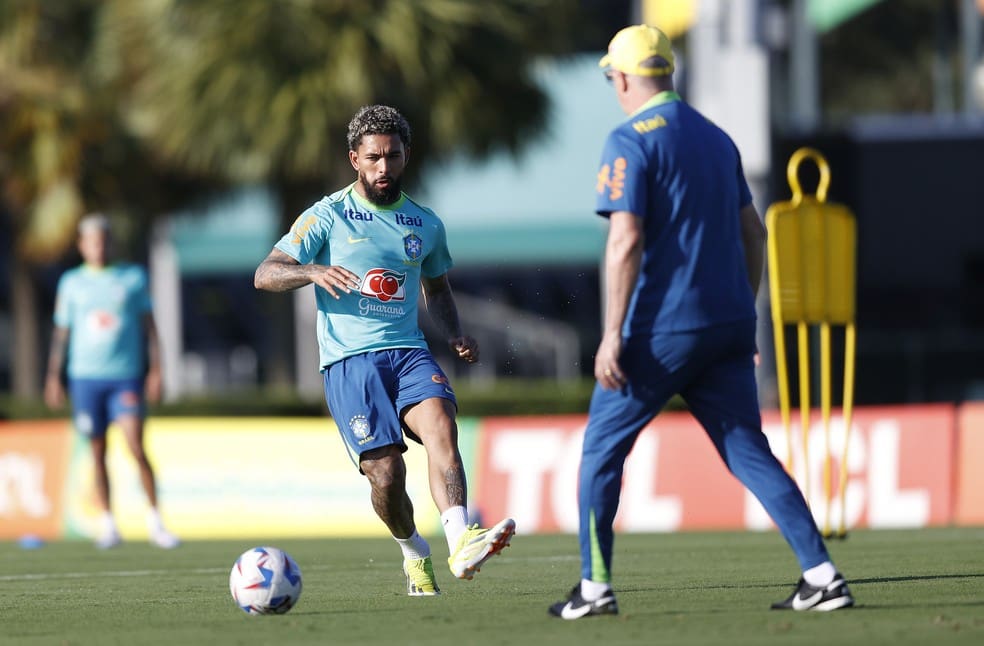 20240611-130258-1-douglas-luiz-sob-os-olhares-de-dorival-junior-em-treino-da-selecao-brasileira-foto-rafael-ribeiro-cbf Douglas Luiz sob os olhares de Dorival Júnior, em treino da seleção brasileira — Foto: Rafael Ribeiro / CBF