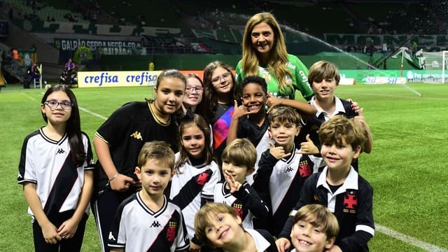 20240613-212908-1-leila-pereira-presidente-do-palmeiras-atende-torcedores-do-vasco-foto-marcos-ribolli-palmeiras Leila Pereira, presidente do Palmeiras, atende torcedores do Vasco (Foto: Marcos Ribolli / Palmeiras