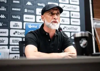 Observação: Vasco planeja rotas para transformações, mas ainda cede à pressão